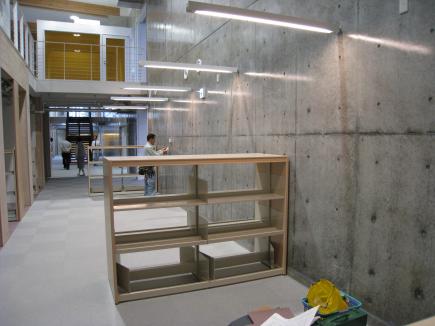 図書館１階の閲覧スペース。