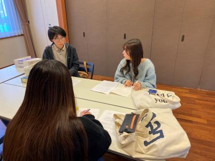 【写真3】「あゆみしる」学芸員大内さんへのインタビューの様子