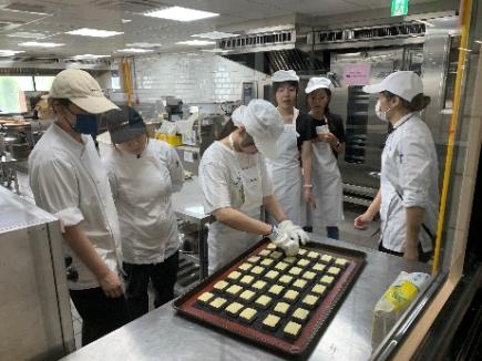 台湾実習のパイナップルケーキ作りの様子