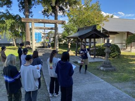 【写真5】左沢地区の街並み見学の様子