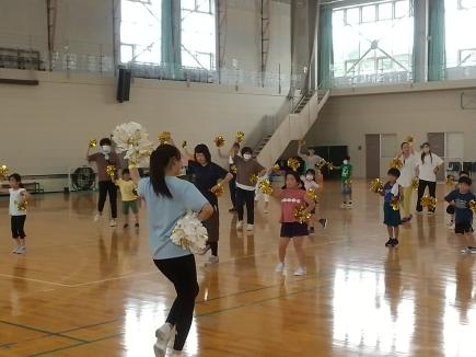 チアリーダーズとレッツ、ダンス！